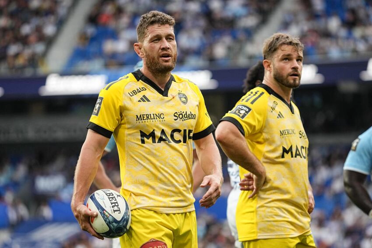 Tawera Kerr-Barlow en direction du Stade Français