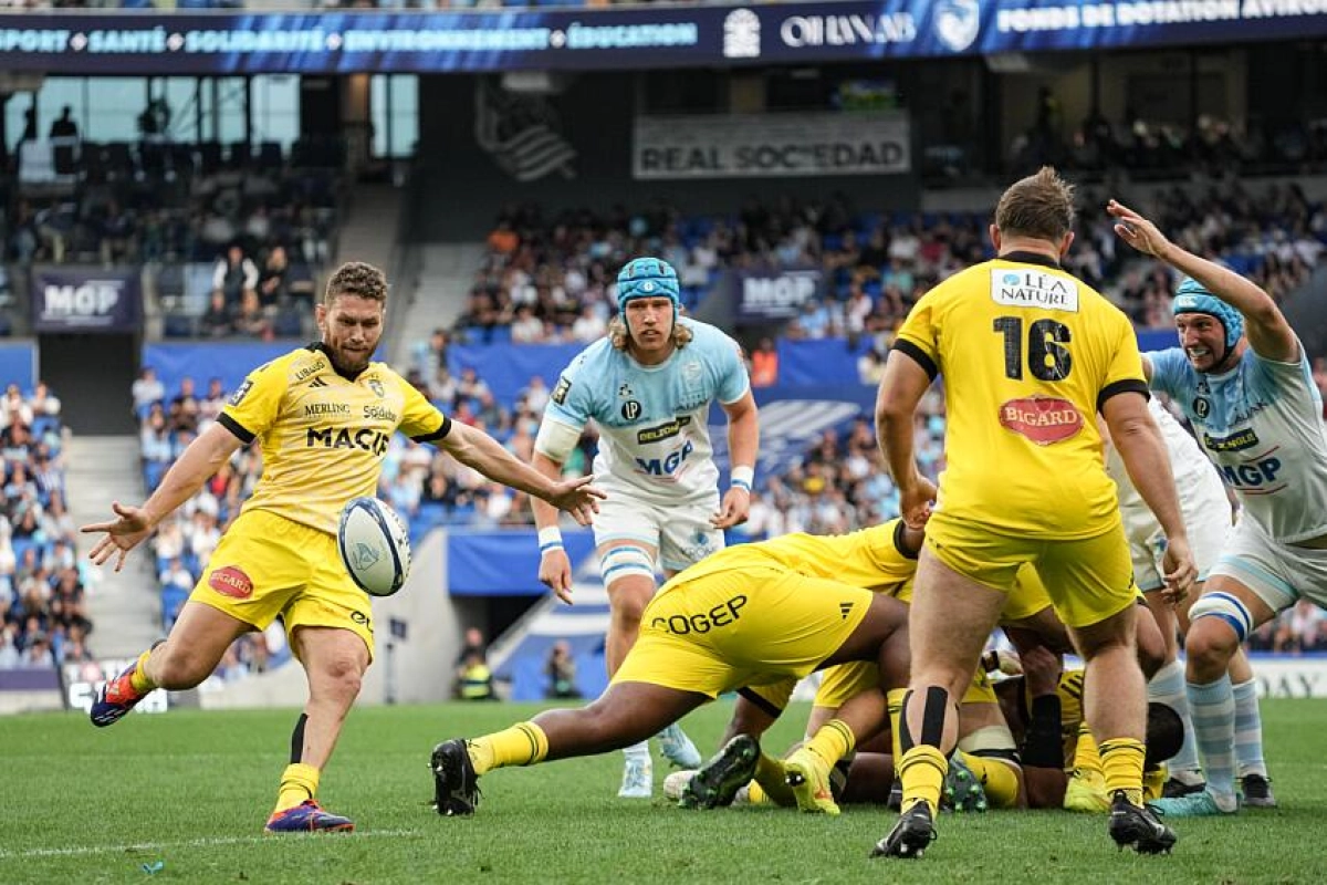 Tawera Kerr-Barlow en direction du Stade Français