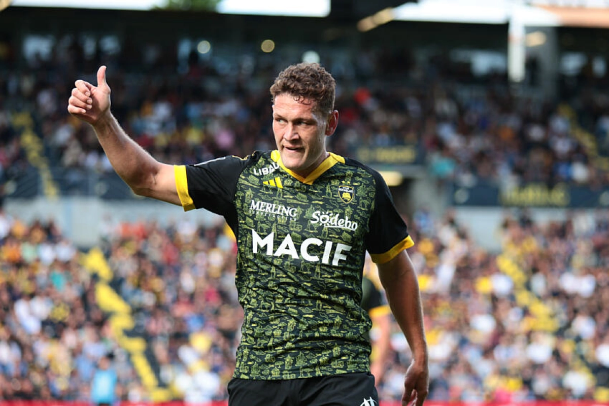 Tawera Kerr-Barlow en direction du Stade Français