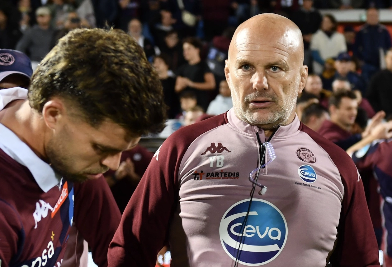 UBB : Les joueurs ne sont pas des robots, Yannick Bru défend sa gestion de Mathieu Jalibert après la défaite face au Stade Français