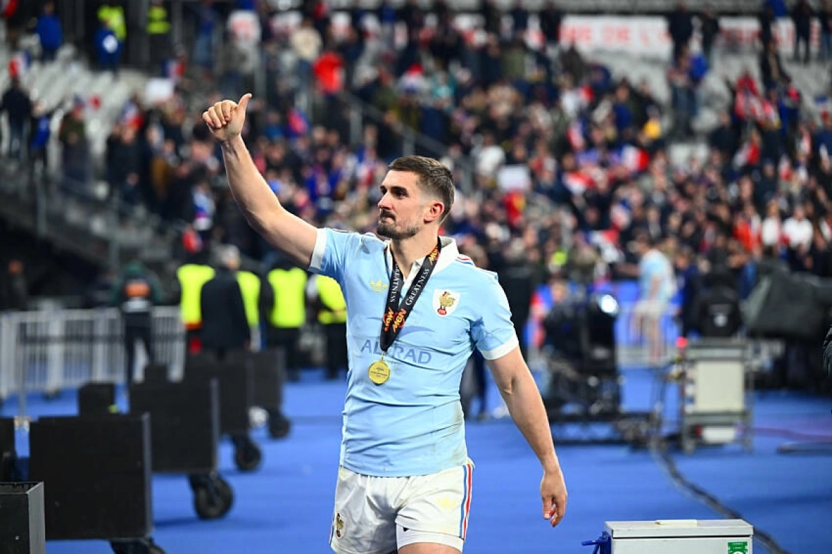 XV de France : Un match de fou, les réactions euphoriques d'Antoine Dupont, Thomas Ramos et Thibaud Flament après la victoire face aux Anglais