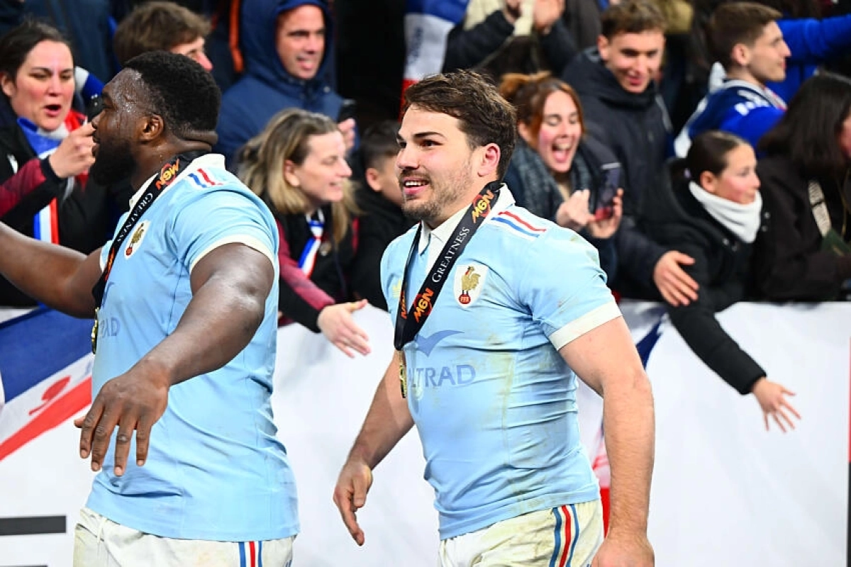 XV de France : Un match de fou, les réactions euphoriques d'Antoine Dupont, Thomas Ramos et Thibaud Flament après la victoire face aux Anglais