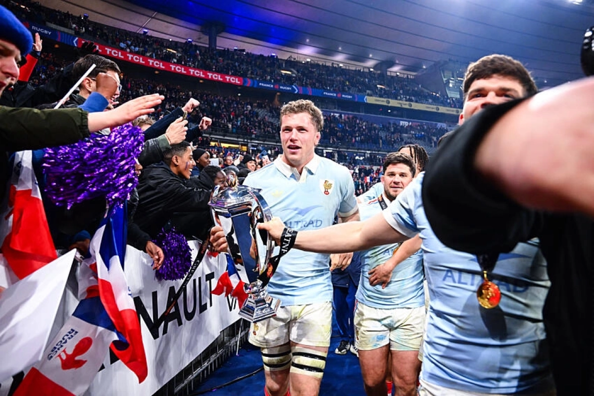 XV de France : Un match de fou, les réactions euphoriques d'Antoine Dupont, Thomas Ramos et Thibaud Flament après la victoire face aux Anglais